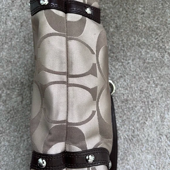 Authentic Coach Hobo Signature shoulder bag. Needs cleaning, no major wear. - Picture 7 of 15